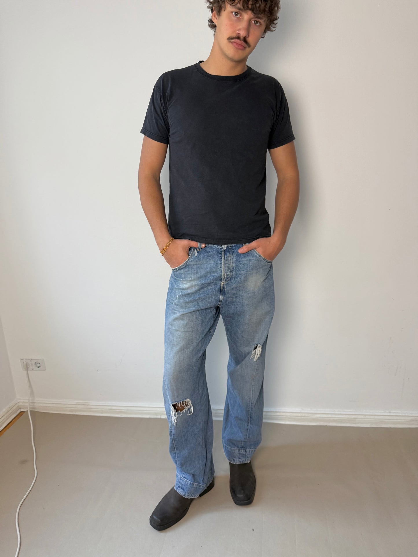 2000s Levis engineered buckle distressed