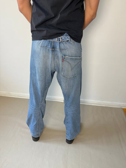 2000s Levis engineered buckle distressed