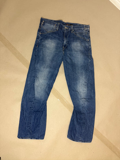 2000s Levi’s egnineered buckle W32