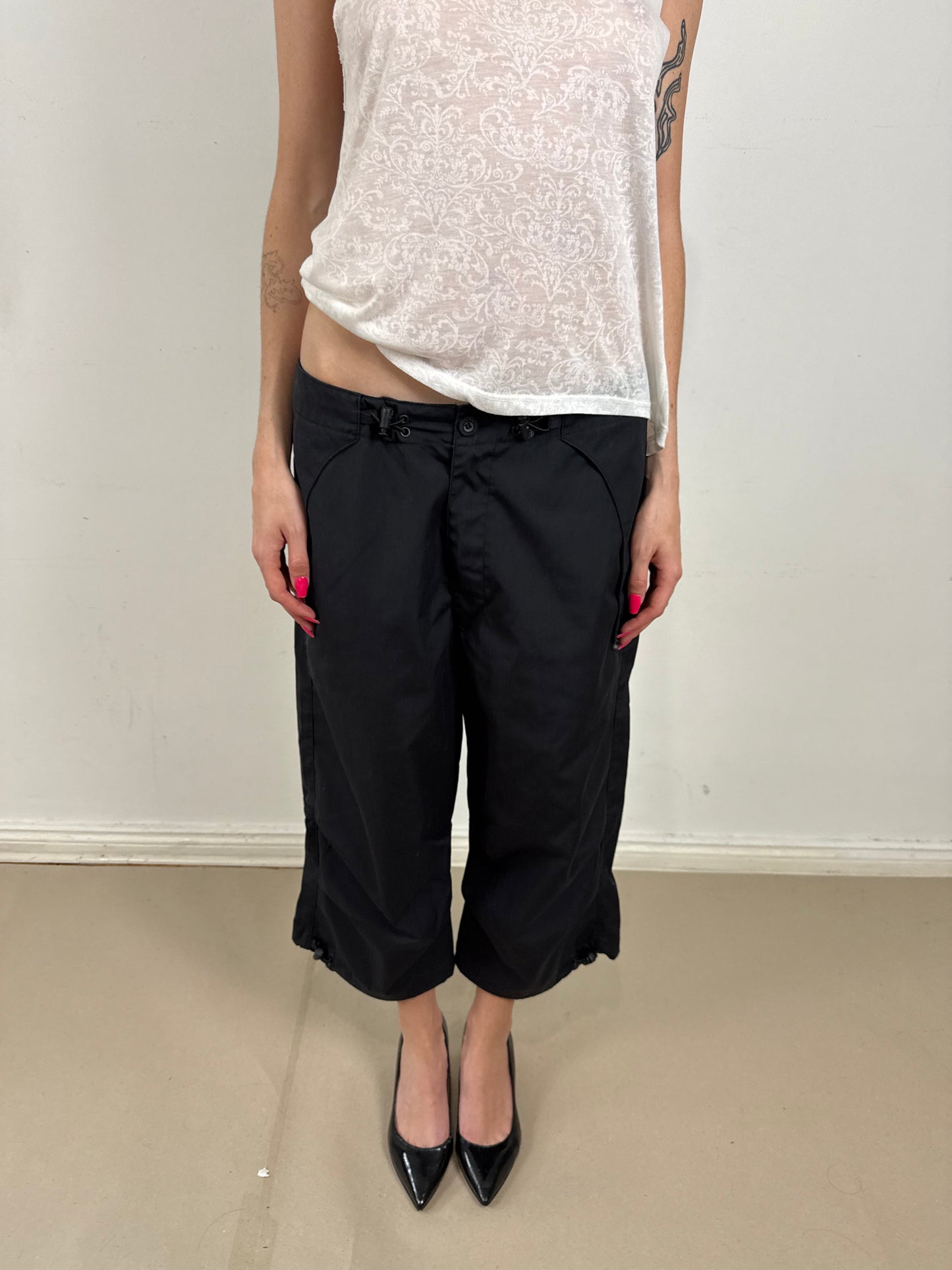 2000s parachute capris black