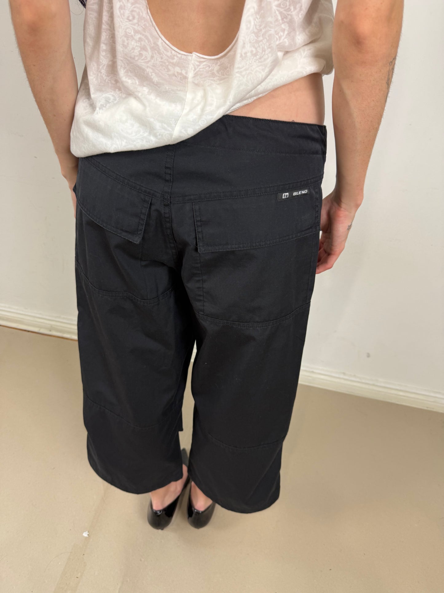 2000s parachute capris black