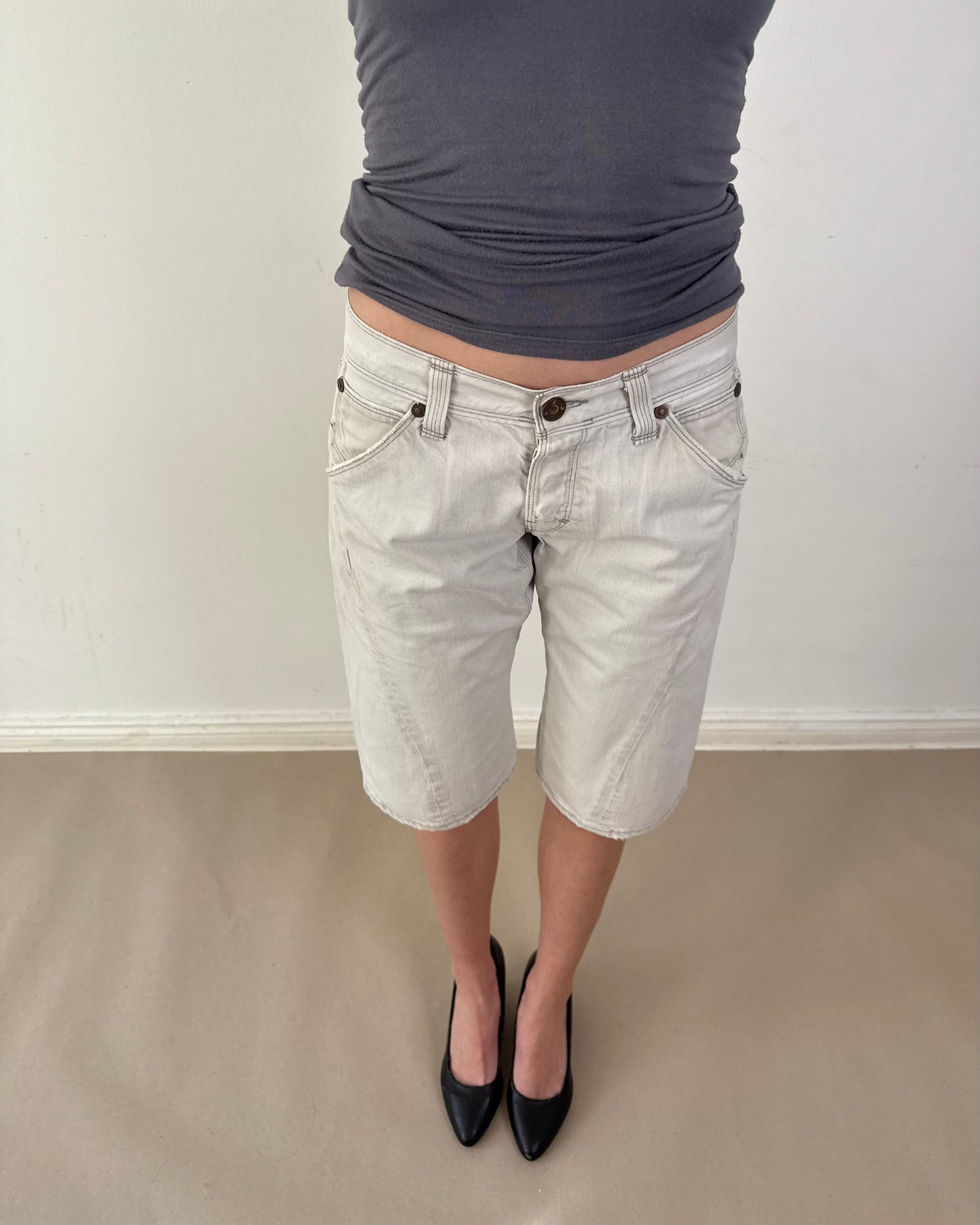 2000s Levi’s button back shorts