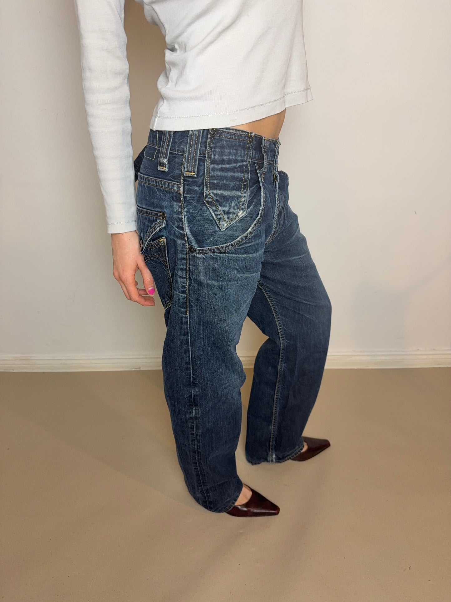 1990s Levi’s buckle antiform