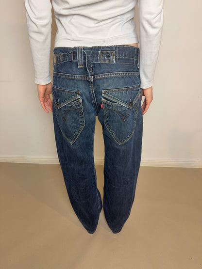 1990s Levi’s buckle antiform