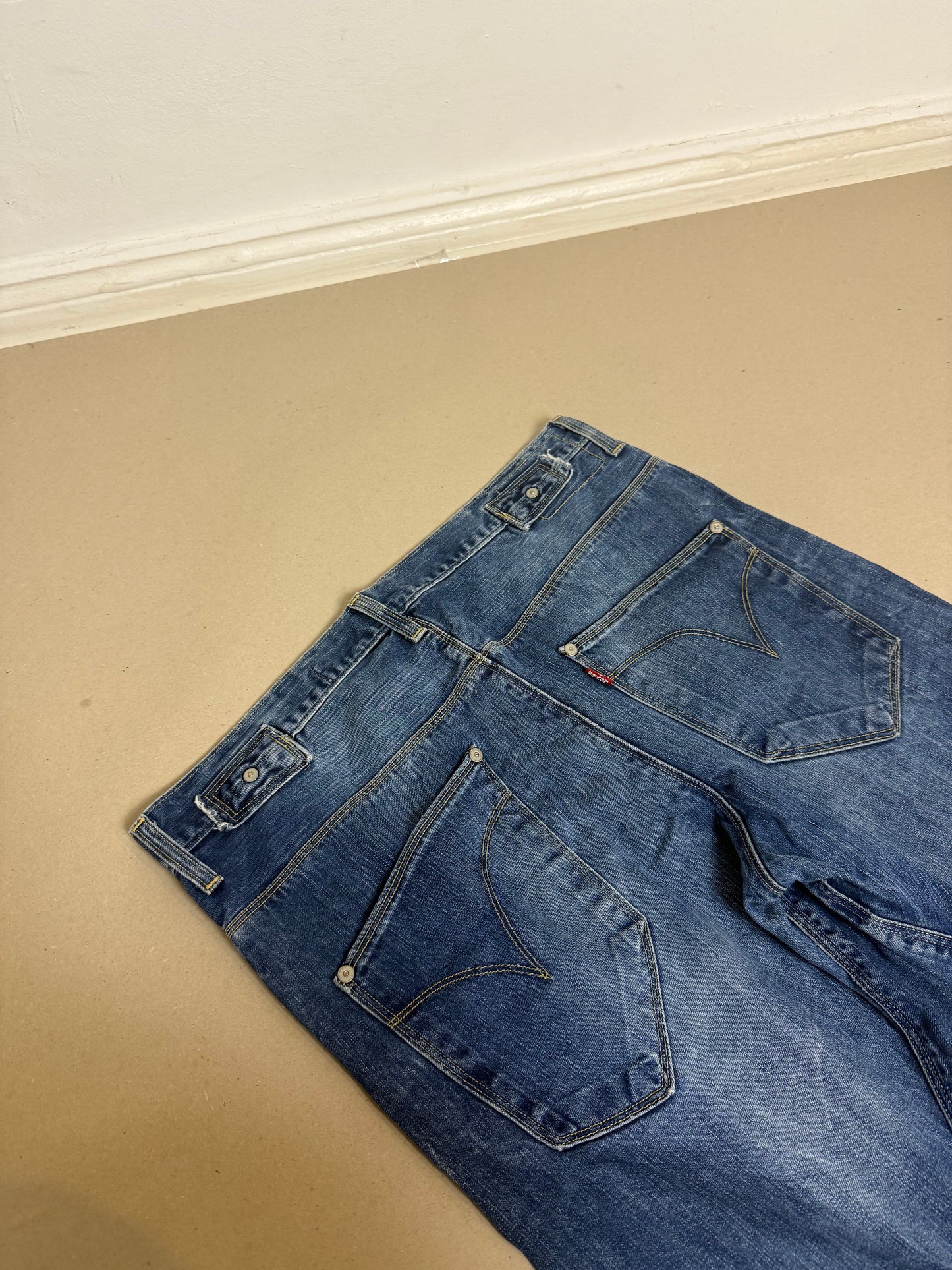 2000s Levi’s egnineered buckle W32