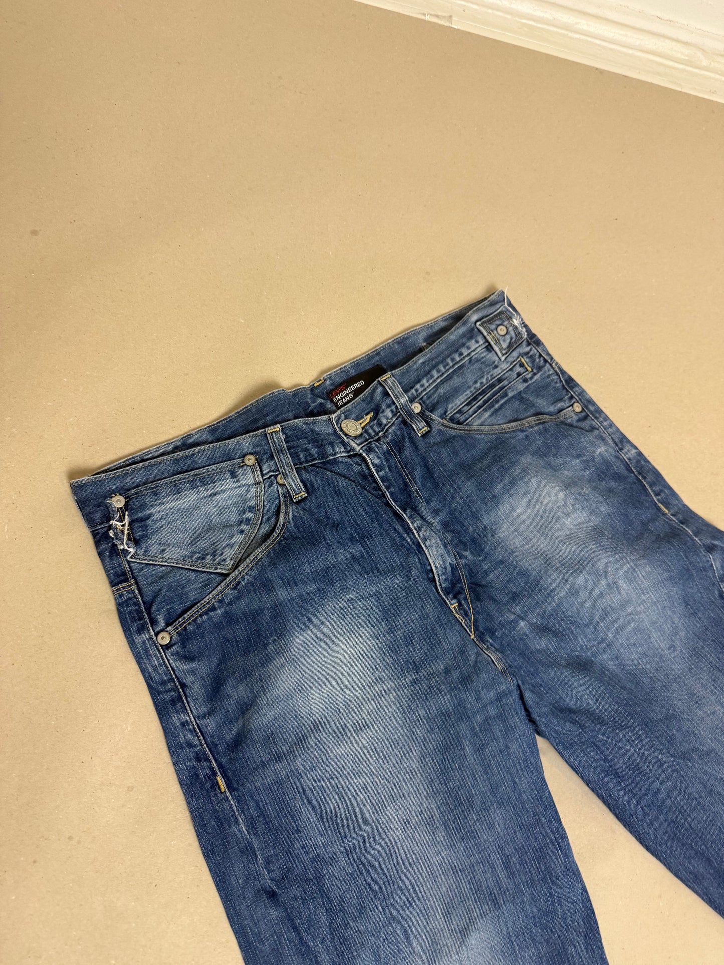 2000s Levi’s egnineered buckle W32