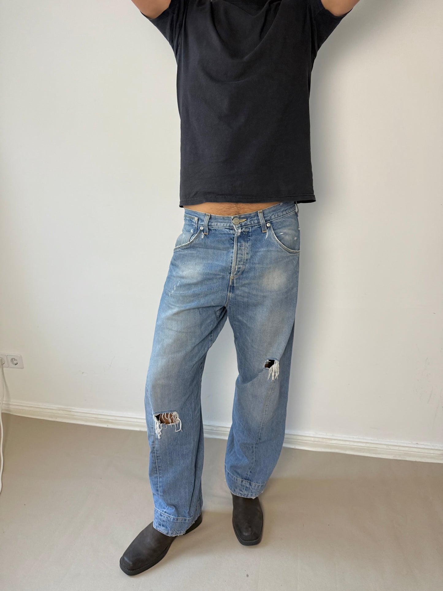 2000s Levis engineered buckle distressed