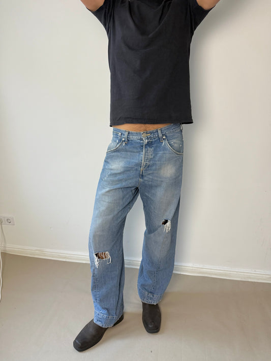 2000s Levis engineered buckle distressed