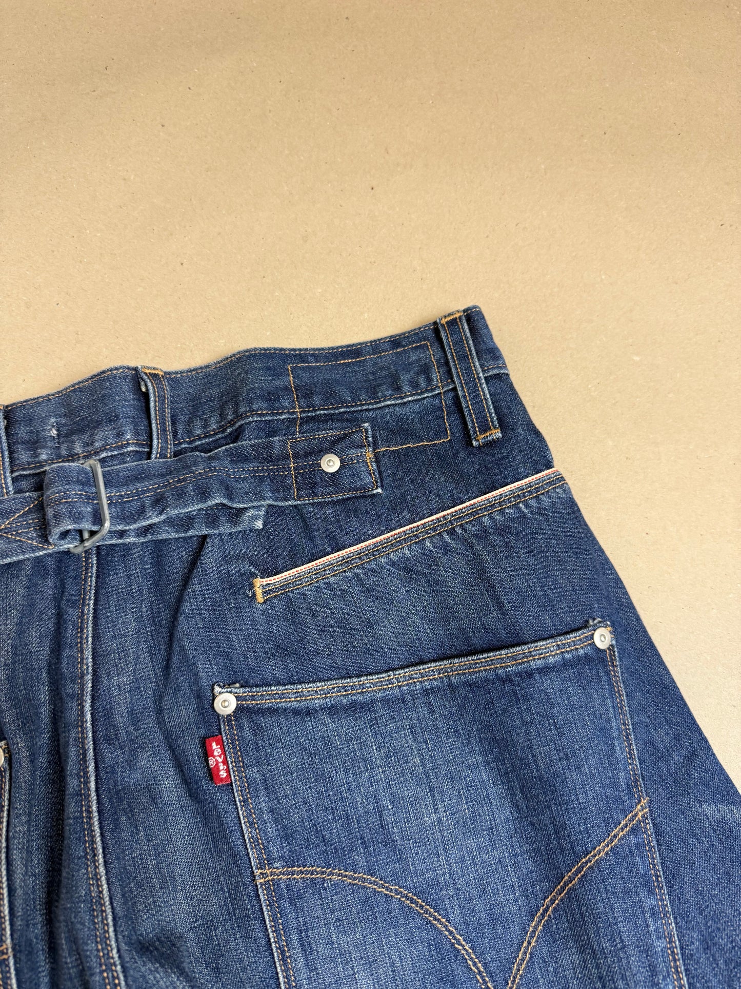 2000s Levi’s engineered buckle W34