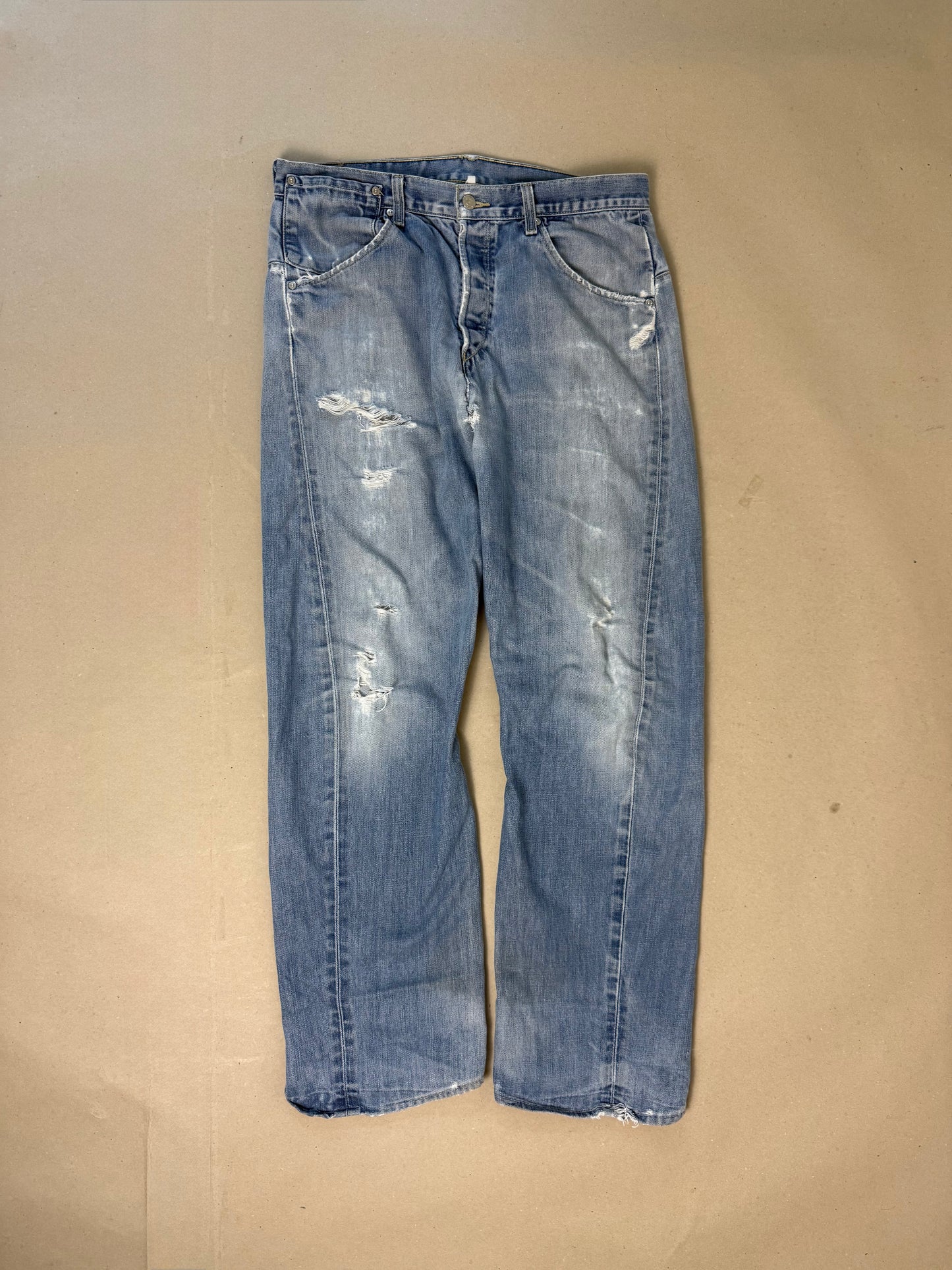 2000s distressed Levi’s engineered