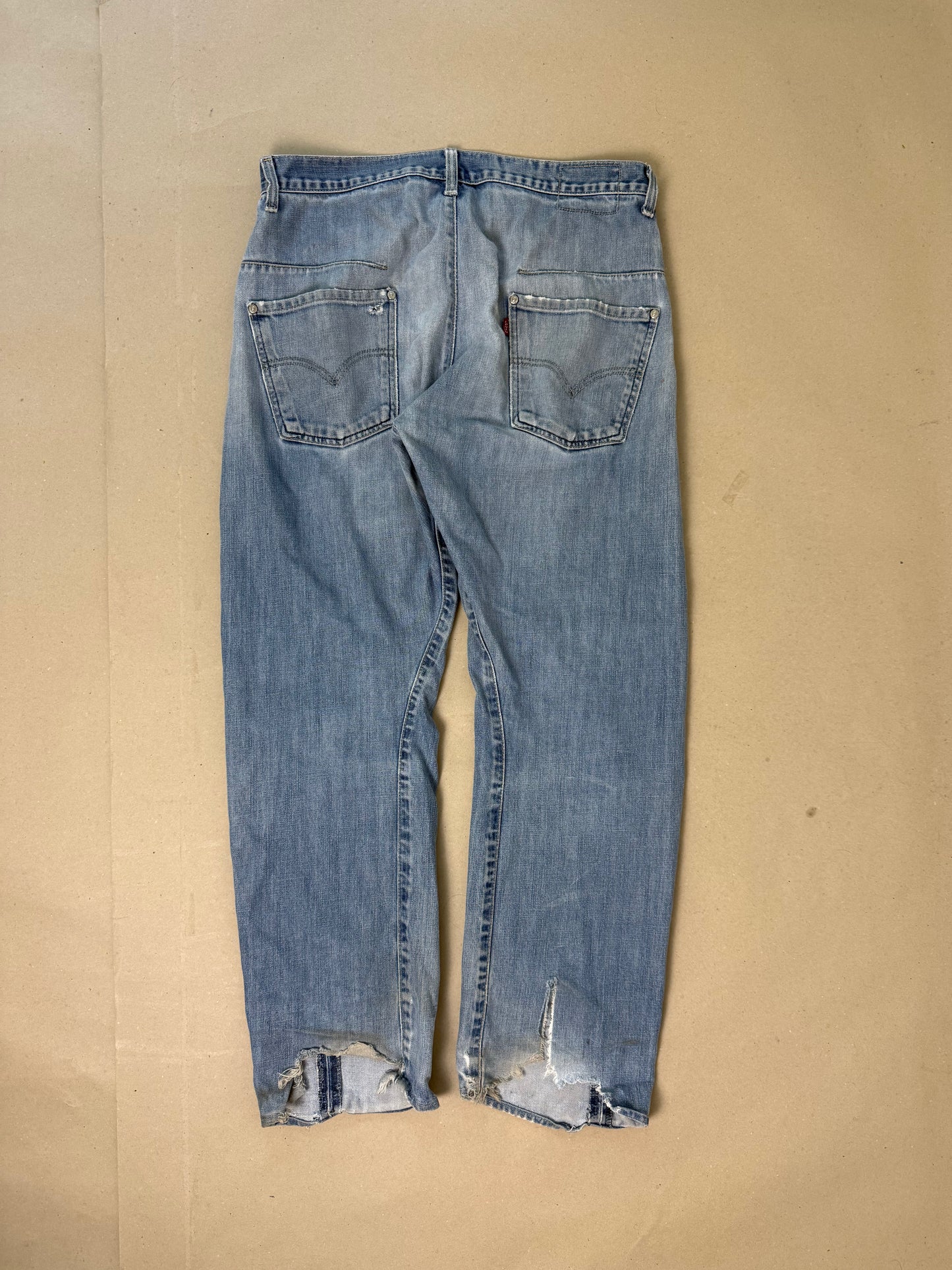 2000s distressed Levi’s engineered